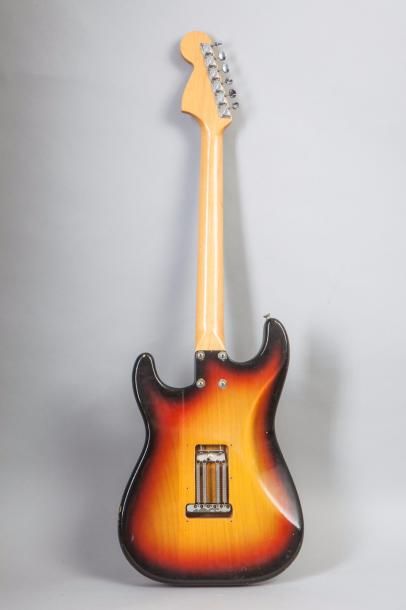 null Guitare Solidbody de marque FENDER modèle Stratocaster, date sur le talon 22...