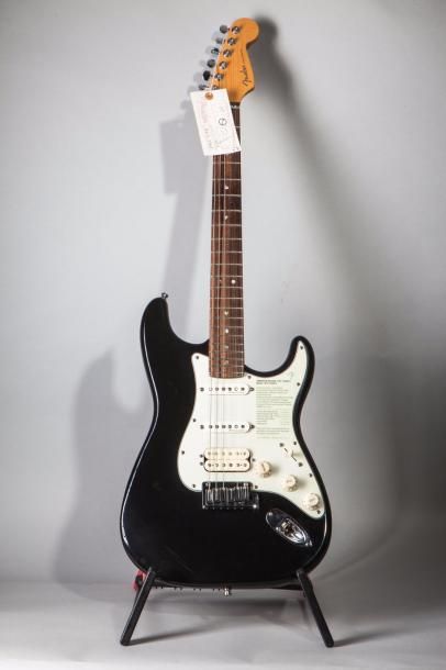 null Guitare électrique solidbody de marque Fender modèle Fender Strat Deluxe, n#DN815707,...
