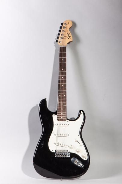 null Guitare électrique de marque Squier modèle Stratocaster
Finition Black, marques...
