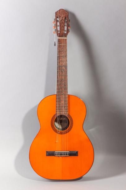 null Guitare classique di Giorgio de 1972
Fond et éclisses plaqués en palissandre,...