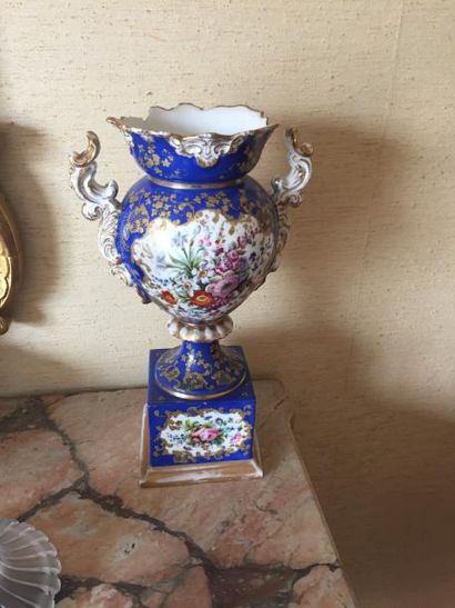 null Paire de vases à anses en céramique bleue à décor fleuris