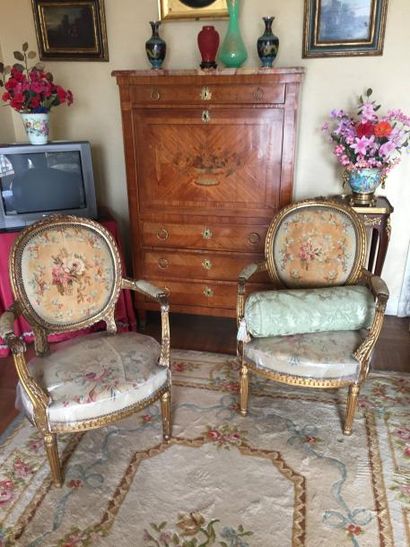null Salon composé de 4 fauteuils en bois sculpté et doré, dossier médaillon, piètement...