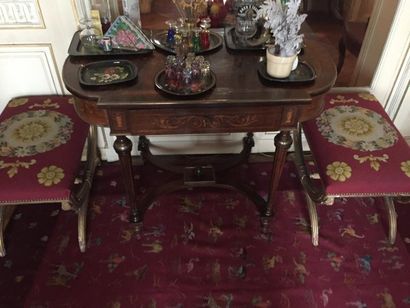 null Table de milieu à décor marqueté. Paire de tabourets en bois doré. Tapis au...