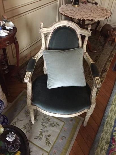 null Deux fauteuils laqué blanc. Style Louis XVI