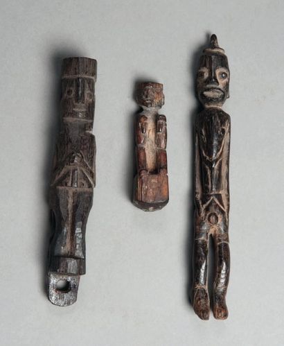 null TROIS STATUETTES-CHARMES - THREE WOODEN CHARM STATUETTES Peuple Ngaju Dayak,...