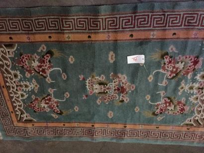 null NEPAL, vers 1980

Velours en laine, franges en coton

Fond vert d'eau à dragons...