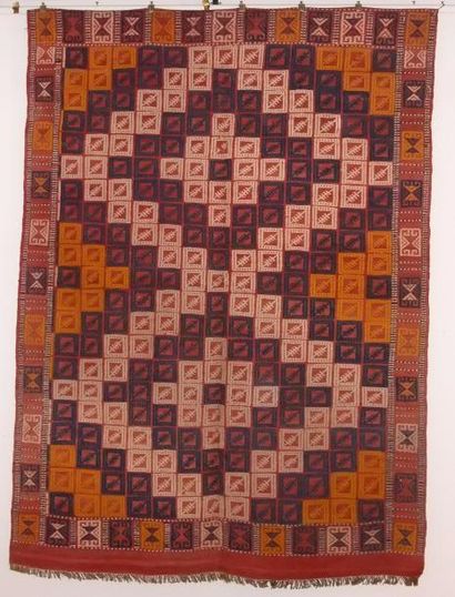 null Fin Kilim Verneht, vers 1950, 218x147cm

Tissé à l'aiguille et aux crochets...