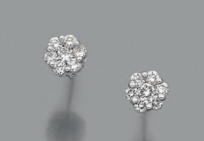 null PAIRE de CLOUS D'OREILLES «fleurettes» en or gris (750 millièmes) serti chacune...