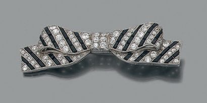 null BROCHE «nœud stylisé» en platine (950 millièmes) serti de lignes de diamants...