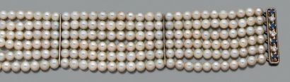 null BRACELET MANCHETTE composé de six rangs de perles culture blanches, choker....