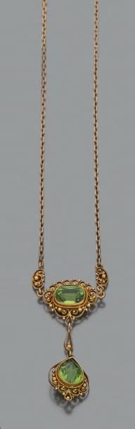 null COLLIER chaînette en or jaune (375 millièmes) 9 carats, centré de motifs articulés...