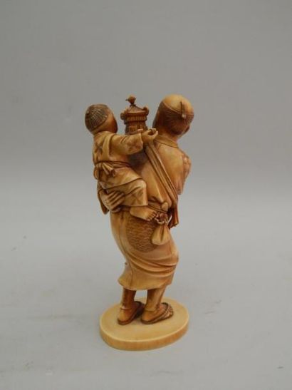 null Okimono en ivoire sculpté représentant 
Japon, (epoque Meiji 1868-1912)
H: 13.5...