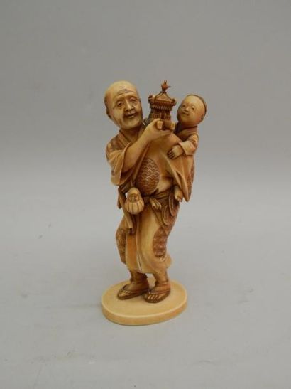 null Okimono en ivoire sculpté représentant 
Japon, (epoque Meiji 1868-1912)
H: 13.5...
