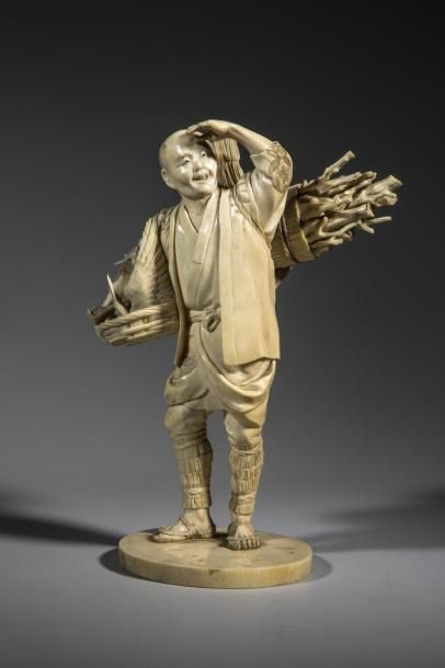 null Okimono en ivoire sculpté représentant un porteur de fagots.
Japon, (epoque...