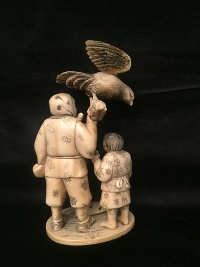 null Okimono en ivoire sculpté d'une vieille dame à l'aigle et enfant à ses pieds
Japon,...