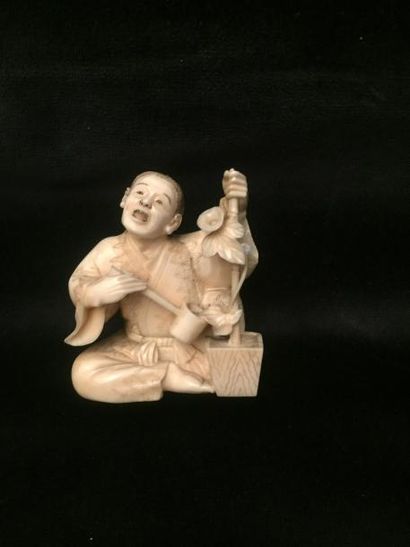 null Lot de 2 Okimonos en ivoire sculpté, l'un présentant deux personnages (H8cm)...