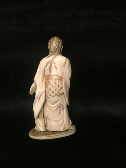 null Lot de 2 Okimonos en ivoire sculpté, l'un présentant deux personnages (H8cm)...