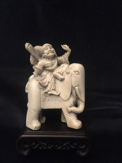 null Okimono en ivoire représentant une divinité sur un éléphant
Japon (epoque Meiji...