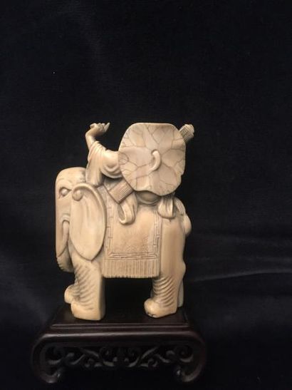 null Okimono en ivoire représentant une divinité sur un éléphant
Japon (epoque Meiji...