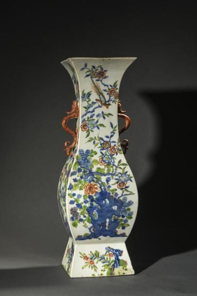 null Vase XIXème de forme HU Ornée de deux anses en forme de dragons, porcelaine...