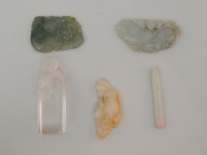 null Cinq pendentifs en jade,cristal de roche sculptés.
Chine.
L: 4.5 à 6.5 cm
