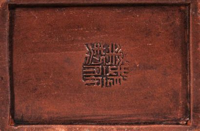 null Théière en grès de Yixing à décor d'inscriptions. 
Chine. Marque en dessous:...