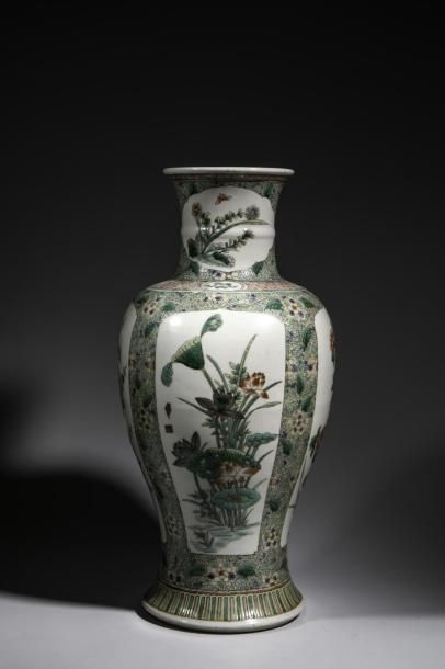 null Vase en porcelaine à décor style famille verte.H:44cm chine début XXème siè...