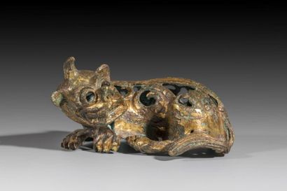 null Petit lion dessus de brûle parfum en bronze doré
Chine Tang 618-960 H:4,5L:8,2...