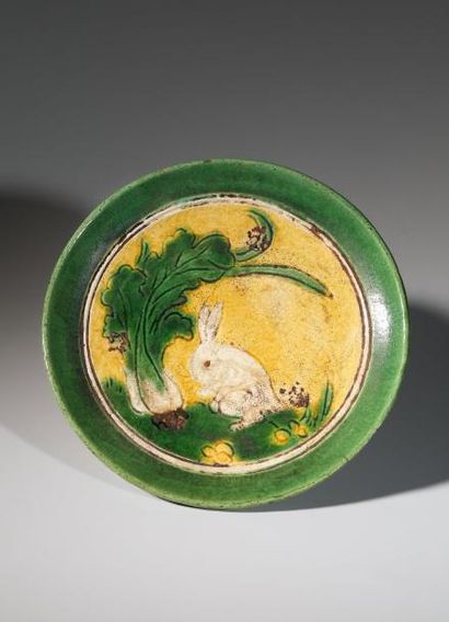 null Assiette Tsing XIXème siècle à décor d'un lapin en terre cuite vernissée «sancai»D:...