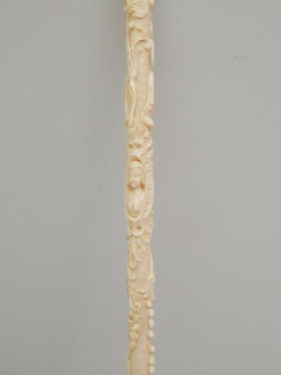 null Deux manches d'ombrelle en ivoire fin XIXème siècle l:22 et 33 cm