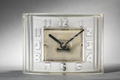 ATO et Lalique attribué à, vers 1930 
Pendulette 1/4 de seconde d'une seule pièce...