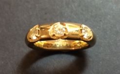 ESCADA BAGUE jonc en or jaune (750 millièmes) serti de trois diamants taille brillant.
Signée...