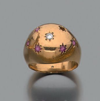 null BAGUE boule en or jaune (750 millièmes) centré d'un diamant taille brillant...