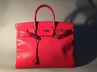 HERMÈS Paris, made in France 
Sac ”Birkin” 40 cm
En cuir autruche rouge, double poignée,...