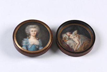 null Boite ronde en écaille ornée d'une miniature "Femme à la robe bleue", signée...