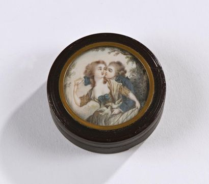 null Boite en composition ornée d'une miniature "Scène galante" 

XIXe siècle 

Diam.:...