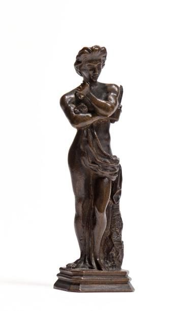 null Statuette en bronze à patine mordorée représentant un jeune éphèbe debout tenant...