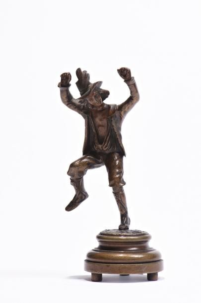 null Statuette en bronze à patine mordorée représentant un jeune homme dansant, coiffé...