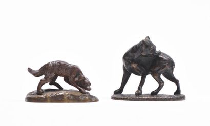 null Deux statuettes en bronze, l'une à patine mordorée représentant chien de chasse,...