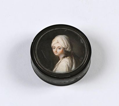 null Boite ronde en écaille ornée d'une miniature "Femme au turban" 

XIXe siècle...