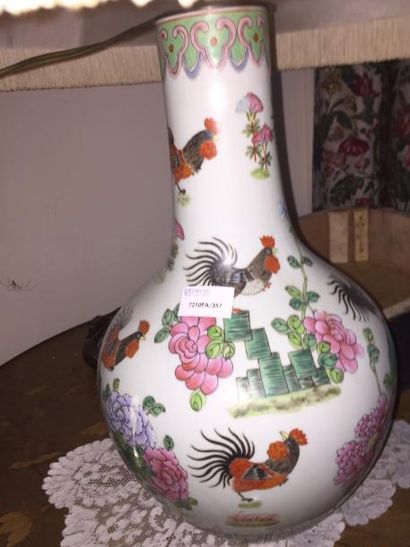 null vase en porcelaine polychrome de la Chine à décor de coqs dans un paysage, moderne,...