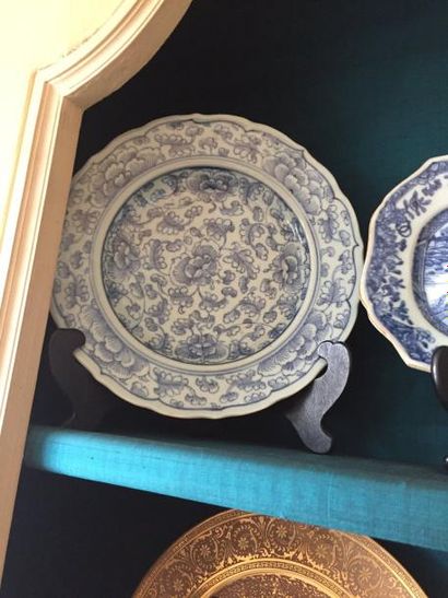 null 
Lot de 4 assiettes décoratives en porcelaine blanche à décor en bleu