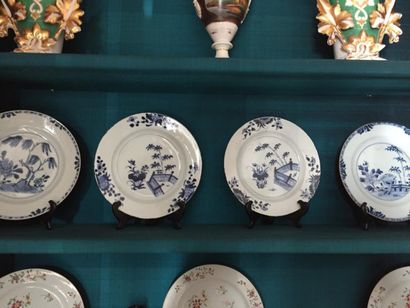 null 
Lot de 4 assiettes décoratives en porcelaine blanche à décor en bleu