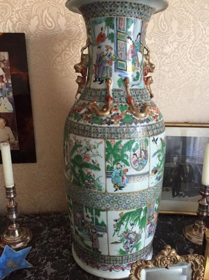 null 
Vase balustre en porcelaine de canton polychrome à décor dans des cartouches...