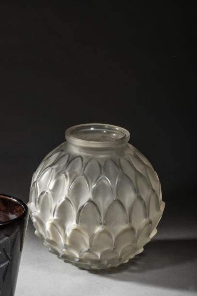 null Pierre D'AVESN (Pierre GIRRE dit) (1901 - 1990)

Vase boule décor à palmettes

H23cm...