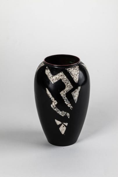 null Jean DUNAND (1877-1942)

Vase en dinanderie à corps ovoïde en laque noire incrustée...