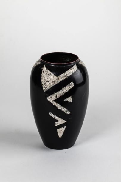 null Jean DUNAND (1877-1942)

Vase en dinanderie à corps ovoïde en laque noire incrustée...
