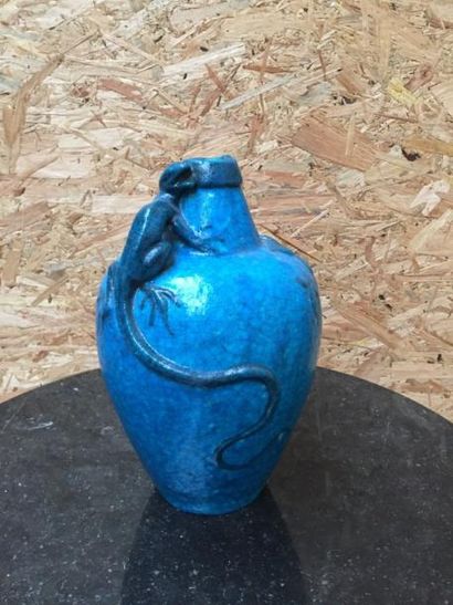 null Vase corps ovoïde en grès craquelé bleu, décor d'un iguane en application

...