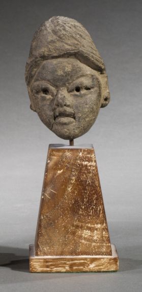 null Tête
Terre cuite brune.
Culture Xochipala, Mexique, 1200 - 600 av. J.-C.
H....