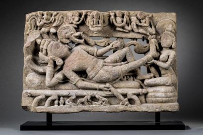 INDE centrale - Période médiévale, XIIe/XIIIe siècle 
Stèle en grès gris, Vishnu...
